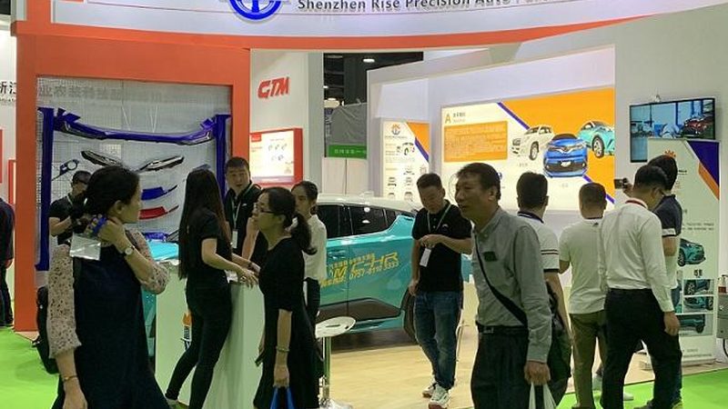 为了确保汽车滤清器和空气滤芯的正常使用，车主在更换时应注意以下几点：